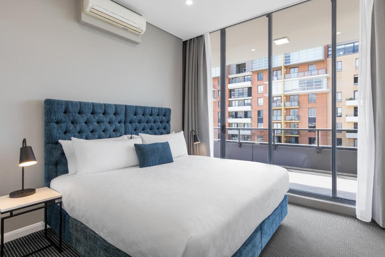 Meriton Suites Waterloo Sydney Bagian luar foto A bedroom at the hotel