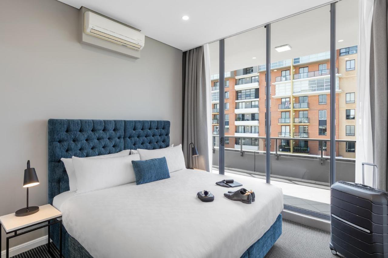 Meriton Suites Waterloo Sydney Bagian luar foto A bedroom at the hotel