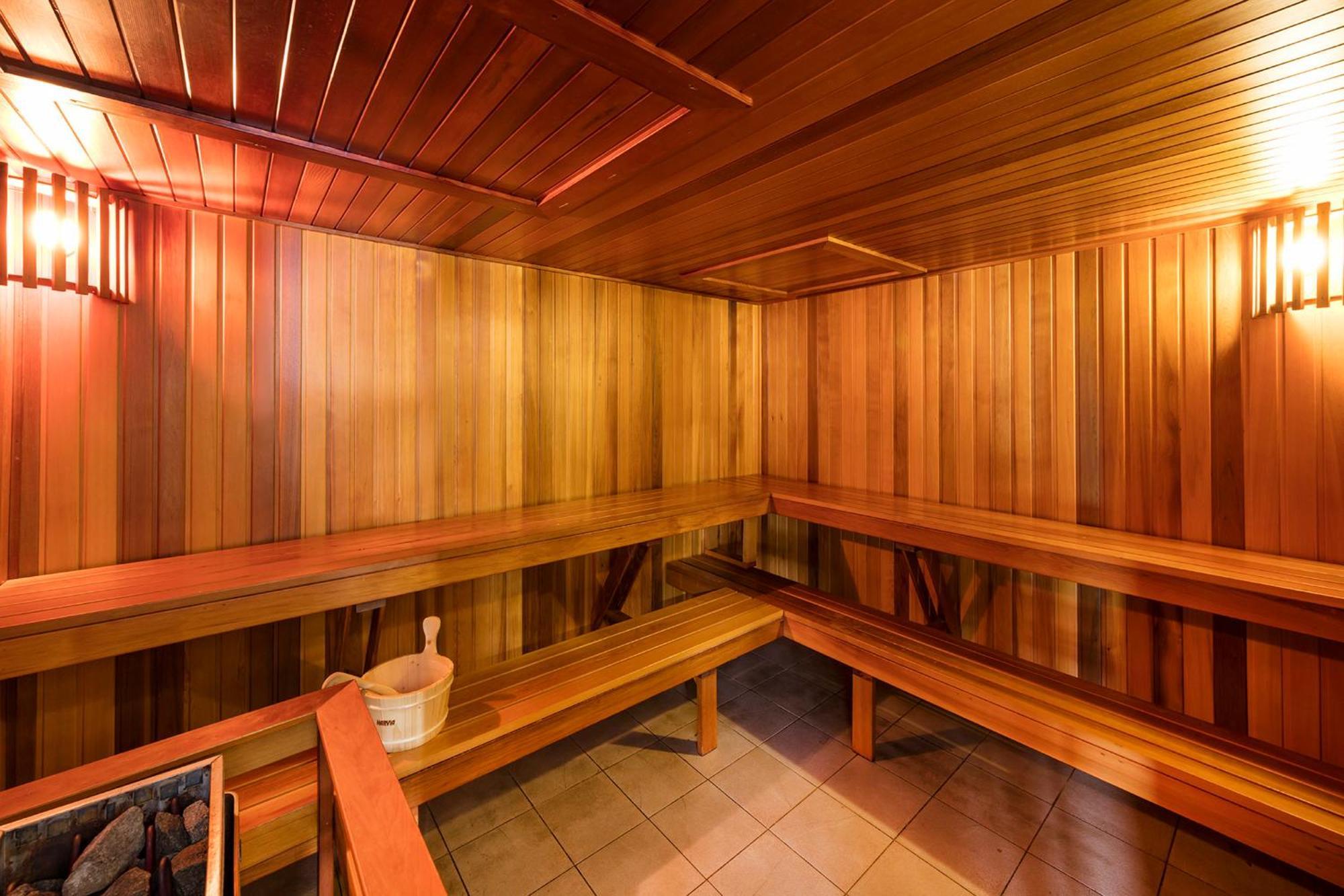 Meriton Suites Waterloo Sydney Bagian luar foto A Finnish sauna