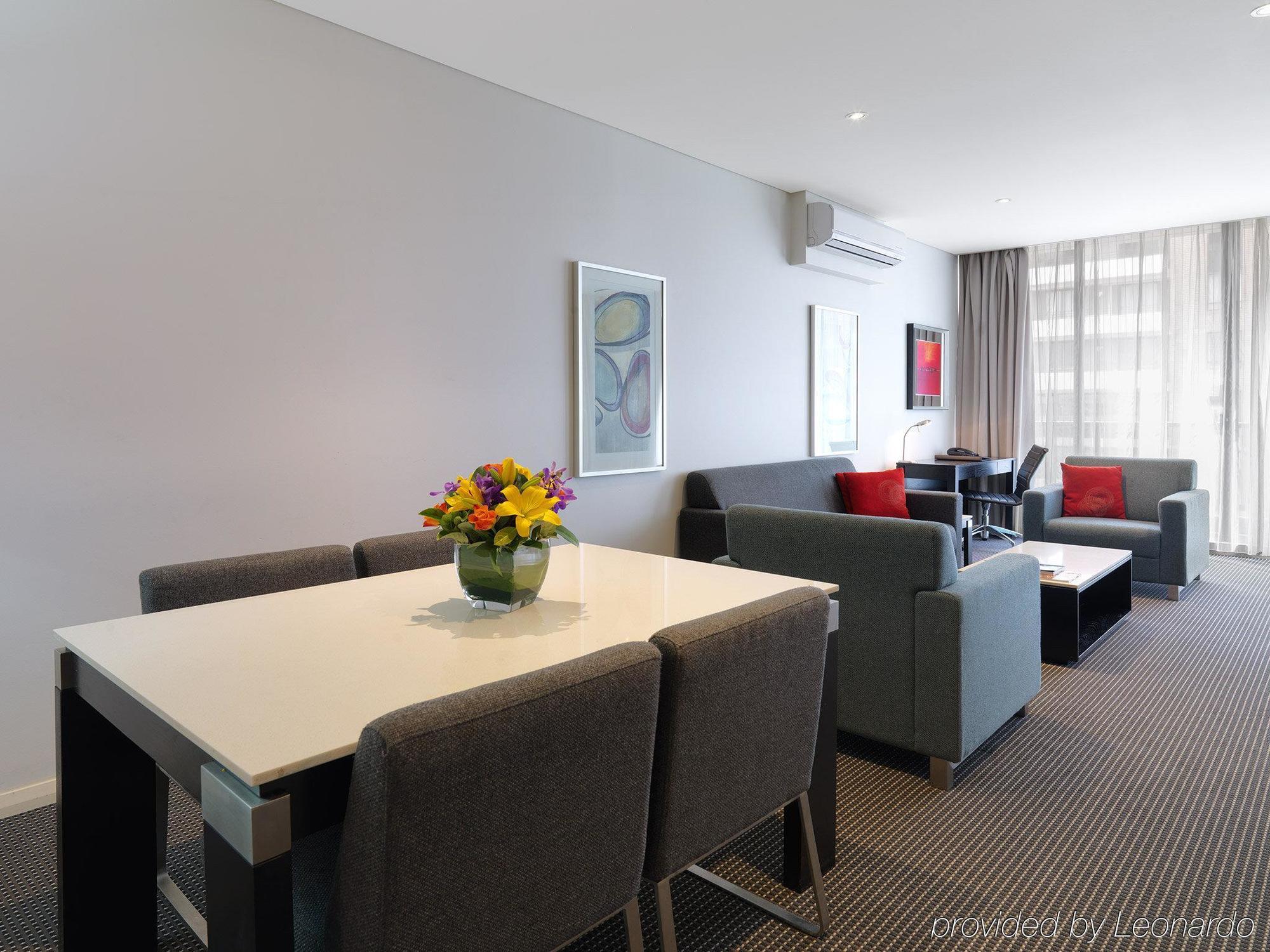 Meriton Suites Waterloo Sydney Bagian luar foto A typical apartment at the hotel