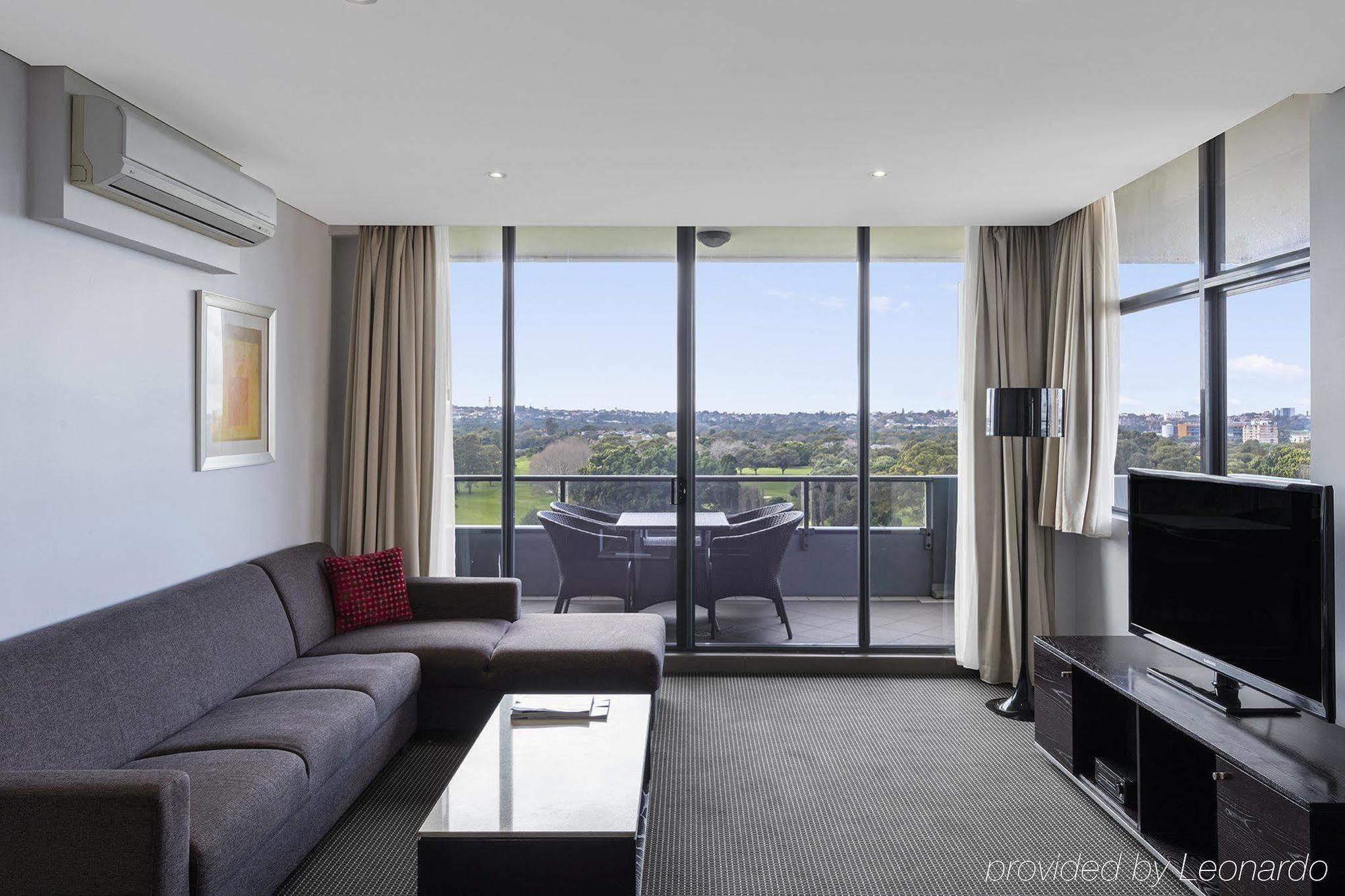 Meriton Suites Waterloo Sydney Bagian luar foto Living room