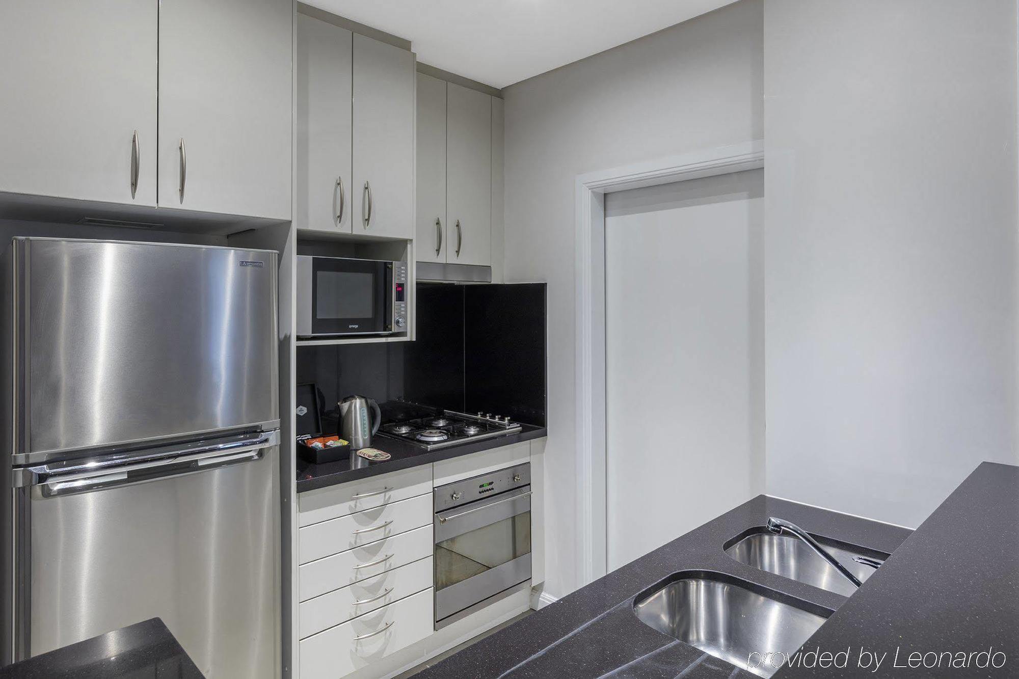 Meriton Suites Waterloo Sydney Bagian luar foto A typical kitchen in a student apartment