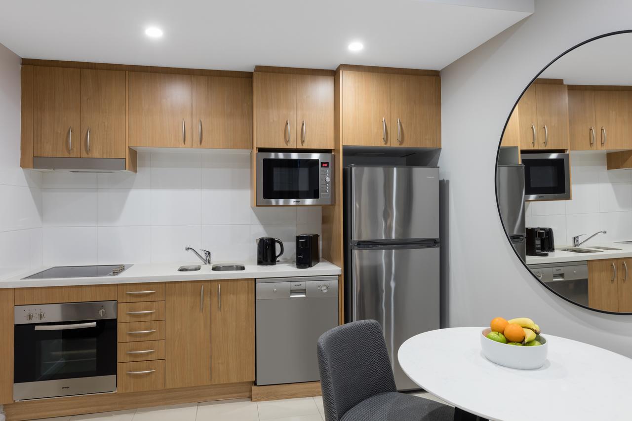 Meriton Suites Waterloo Sydney Bagian luar foto A kitchen in a typical apartment