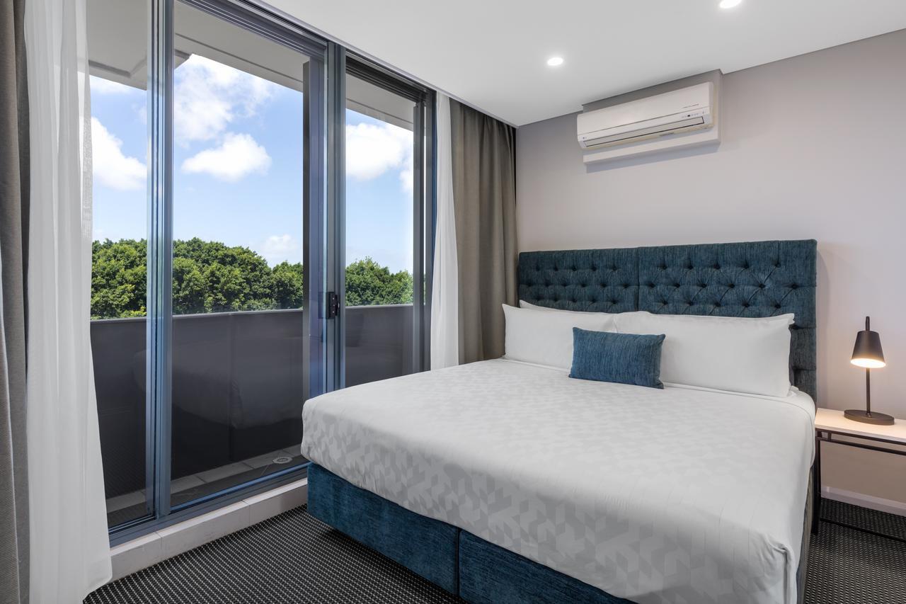 Meriton Suites Waterloo Sydney Bagian luar foto Bedroom